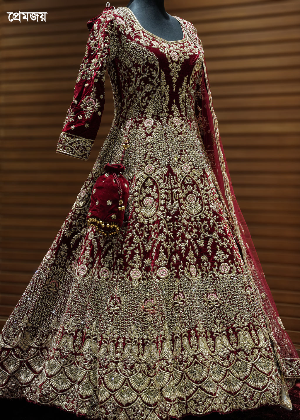 🔥 Flat 70% – 80% OFF - Luxury Tail Cut Bridal Gown | D47