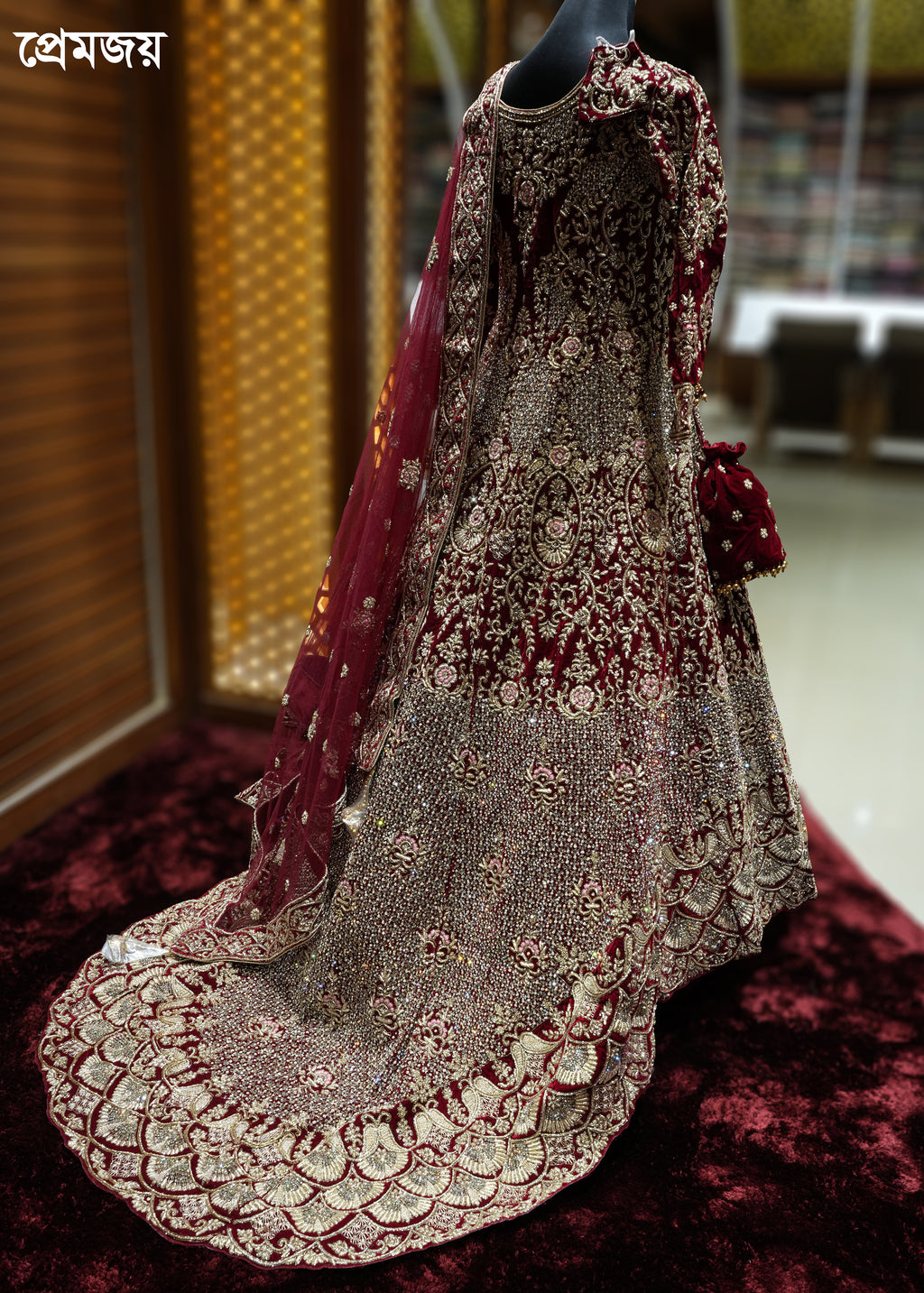 🔥 Flat 70% – 80% OFF - Luxury Tail Cut Bridal Gown | D47