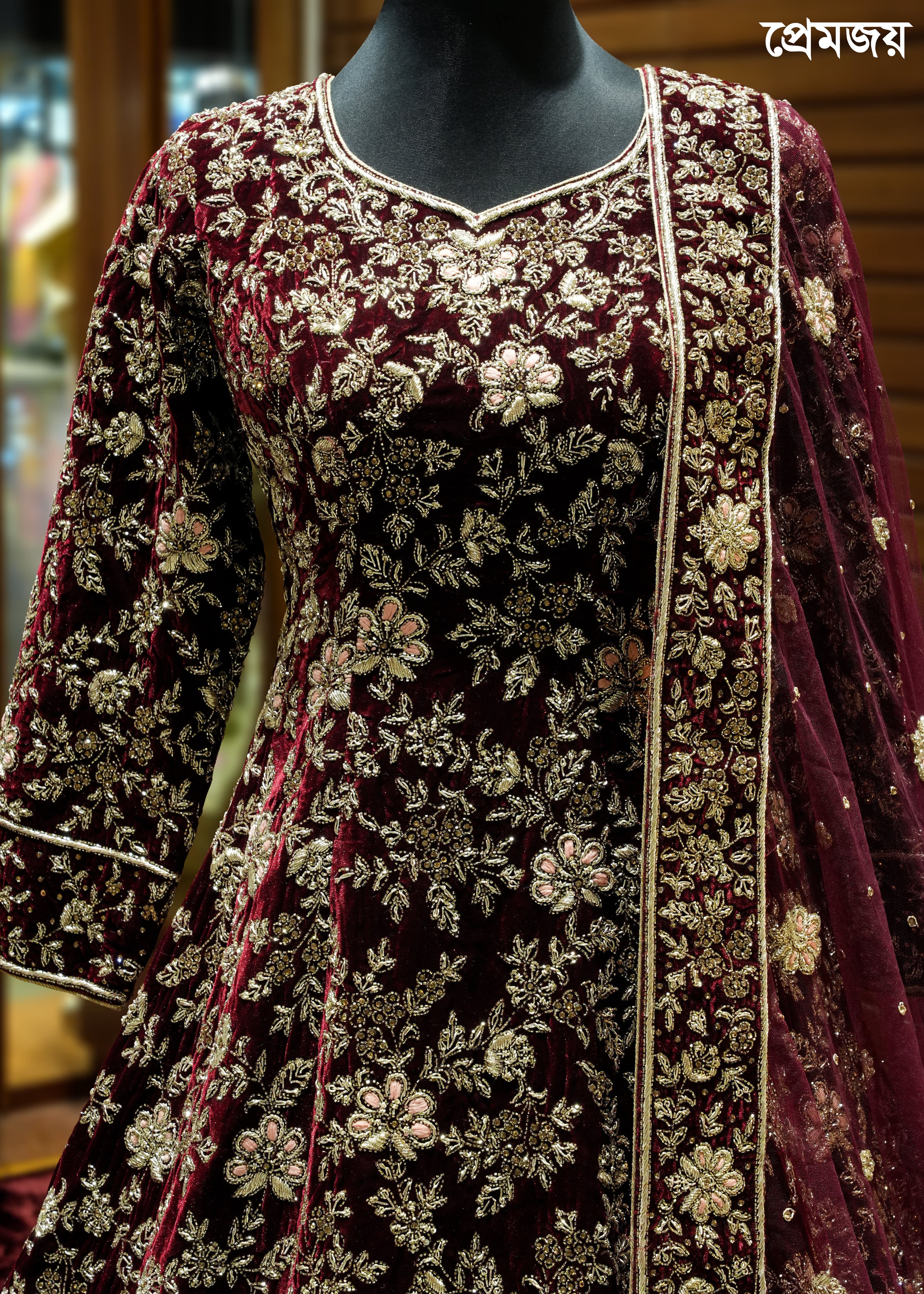 🔥 Flat 70% – 80% OFF - Luxury Tail Cut Bridal Gown | D50