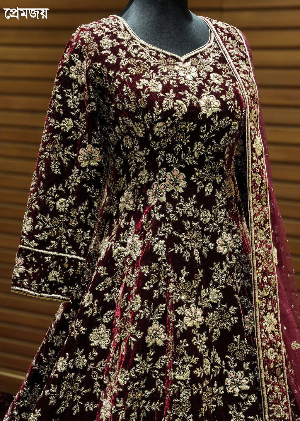 🔥 Flat 70% – 80% OFF - Luxury Tail Cut Bridal Gown | D50